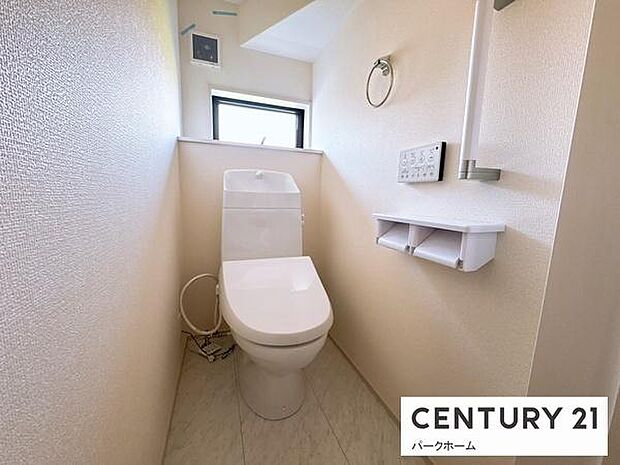 トイレ。自動開閉機能とウォシュレット付き。