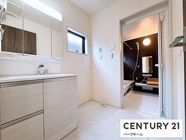 収納力のある3面鏡を採用でスッキリ片付く洗面台周り(^_-)