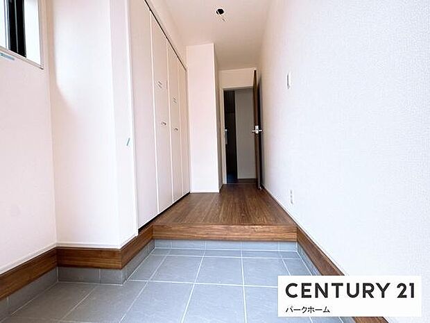 【玄関】家族みんなの帰りを迎える玄関。