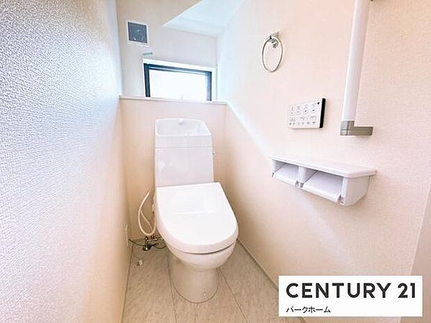 トイレ。自動開閉機能とウォシュレット付き。