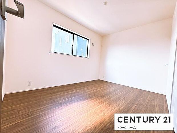 【洋室】明るい陽射しが入ります。収納もばっちり！