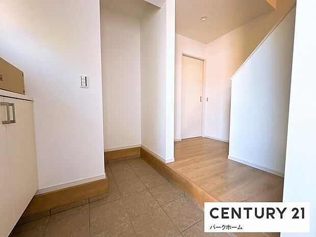 【玄関】土間収納もあり、ベビーカ―やアウトドア用品等も置いておけます！