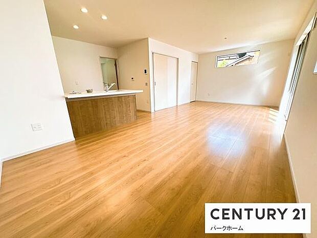 【リビング】明るいリビングです！陽当たりも良く、気持ちのいいリビングになっております。