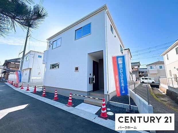 白基調の端正な外観が青空に映えます。直線的でスタイリッシュなデザイン