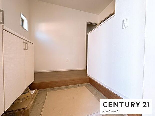 【玄関】玄関スペースです！収納も完備！