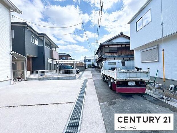 開放的な空と山並みが魅力の分譲地内区画。造成が進み、周辺も新しい住宅が増えてきています