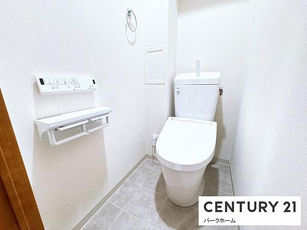 すっきりとしたデザインの、温水洗浄便座付きトイレです。大きな形状の手洗いボウルが嬉しいですね。