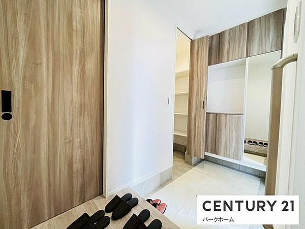 【玄関】玄関スペースです！収納も完備！