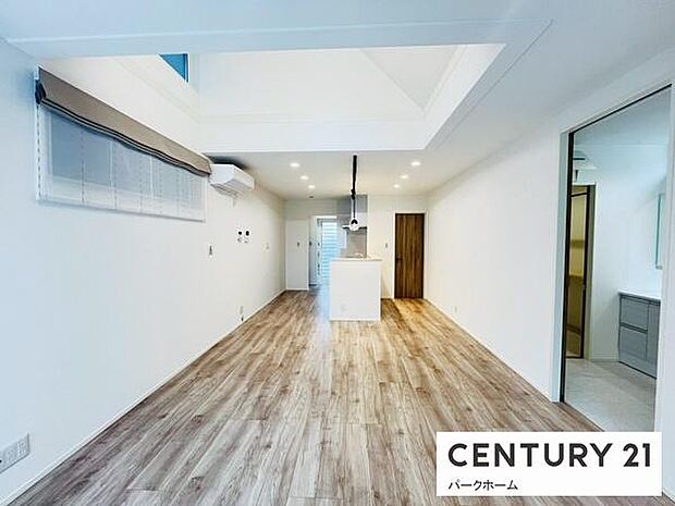 【リビング】陽当たりが良く、気持ちのいいリビングになっております。