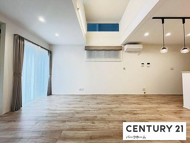 採光が十分な明るいリビング空間になっています！大きい窓があり日中を通し明るいリビングです！