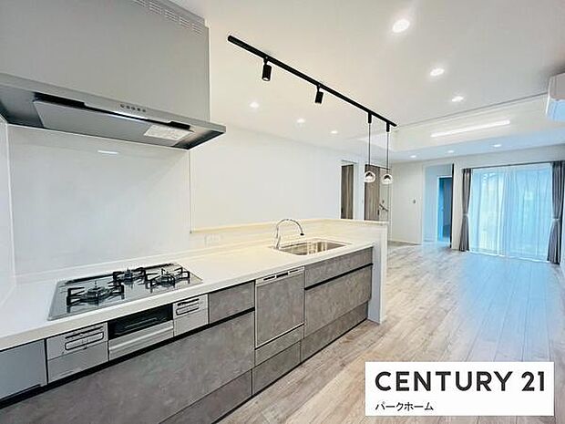 【キッチン】カウンターキッチンですので、家事をしながらご家族との時間を楽しめます！