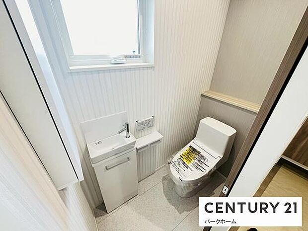 すっきりとしたデザインの、温水洗浄便座付きトイレです。大きな形状の手洗いボウルが嬉しいですね。