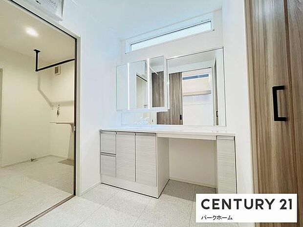 【脱衣室】広めの脱衣所で衣類やタオルの片づけも出来るスペースがあります！