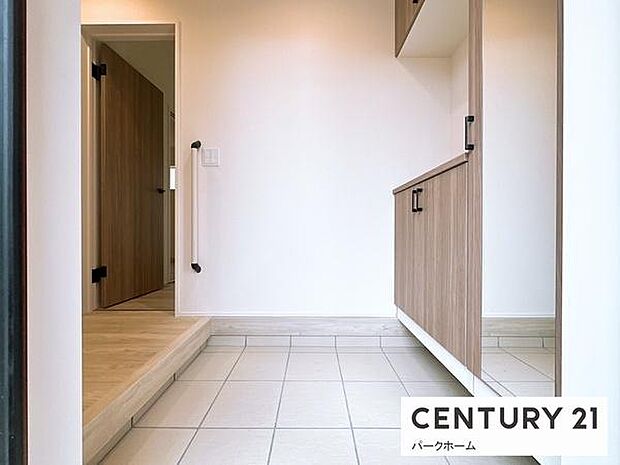 ゆったりした玄関ホールは気持ちいいですね。玄関鍵は電気錠もポイントです！