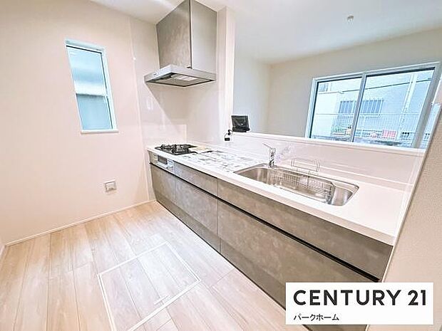 【キッチン】見通しの良いオープンキッチンですので、家事をしながらご家族との時間を楽しめます！