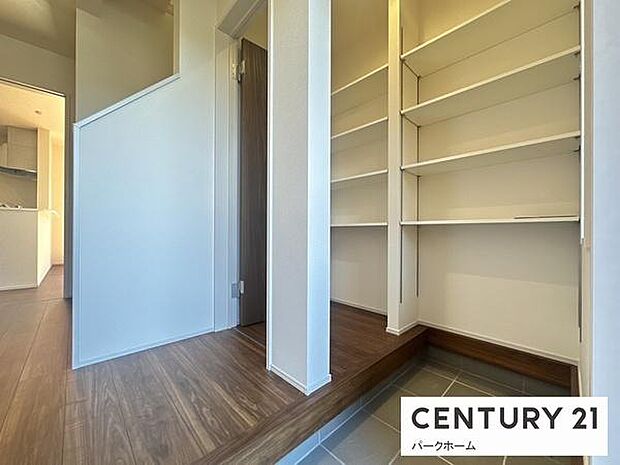 【玄関】玄関スペースです!収納も完備!