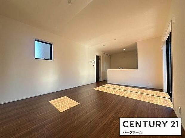 【リビング】陽当たりが良く、気持ちのいいリビングになっております。