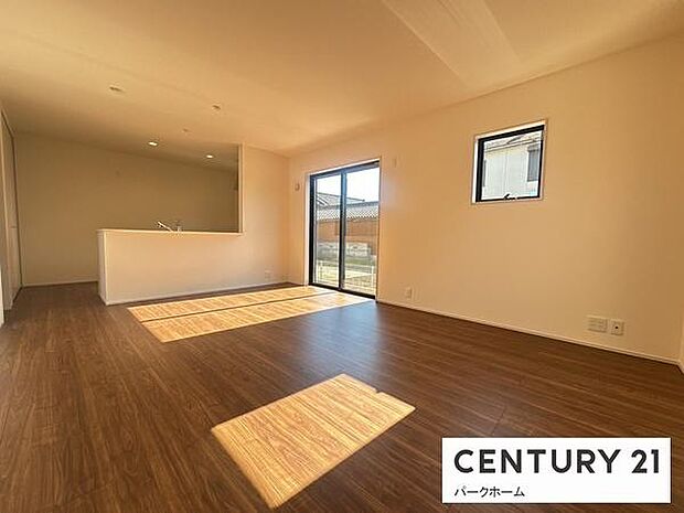 【リビング】陽当たりが良く、気持ちのいいリビングになっております。