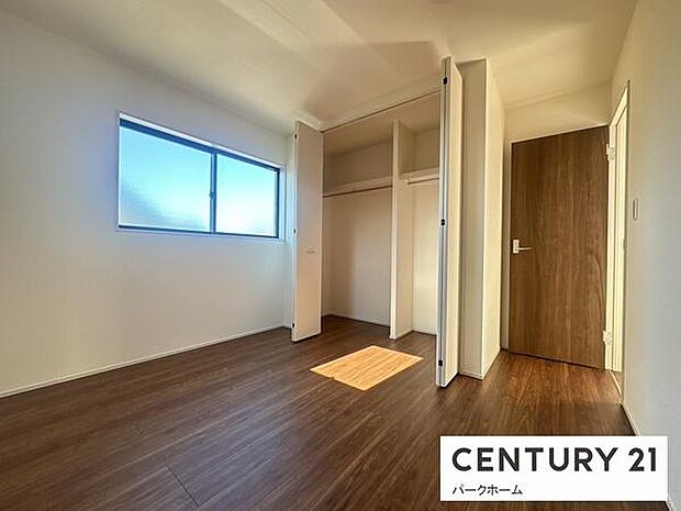 【寝室】日当たりの良い寝室になります。