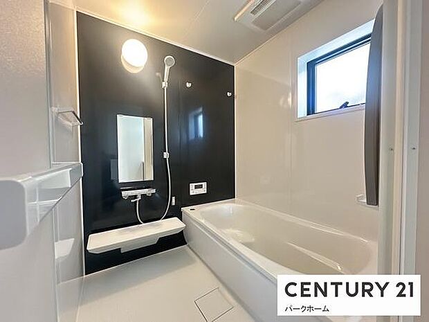 【バスルーム】日々の疲れを癒すバスルームです!浴室暖房乾燥機付きで、季節に合わせた快適なバスタイムを実現!