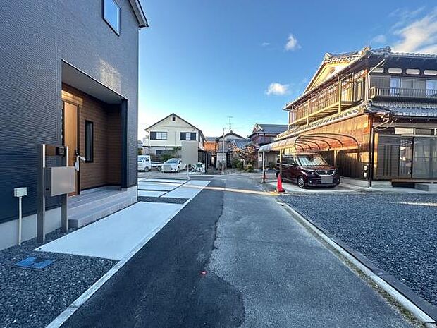 前面道路は見通しがよく、車の切り返しもしやすい間口。