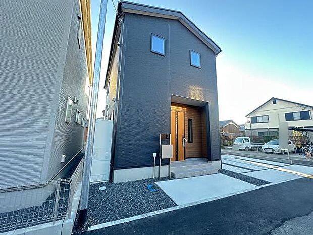 直線的で端正なフォルム。メンテナンス性にも配慮した外壁材を採用