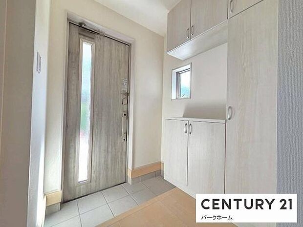 【玄関】玄関スペースです！シューズボックス付きです！