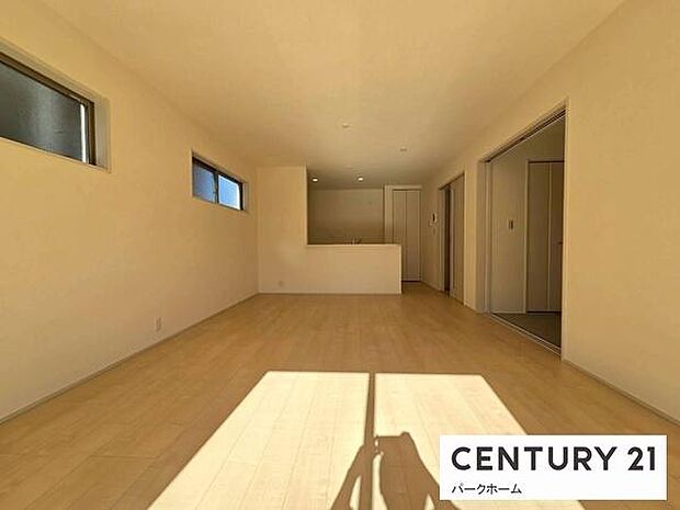 【リビング】陽当たりが良く、気持ちのいいリビングになっております。