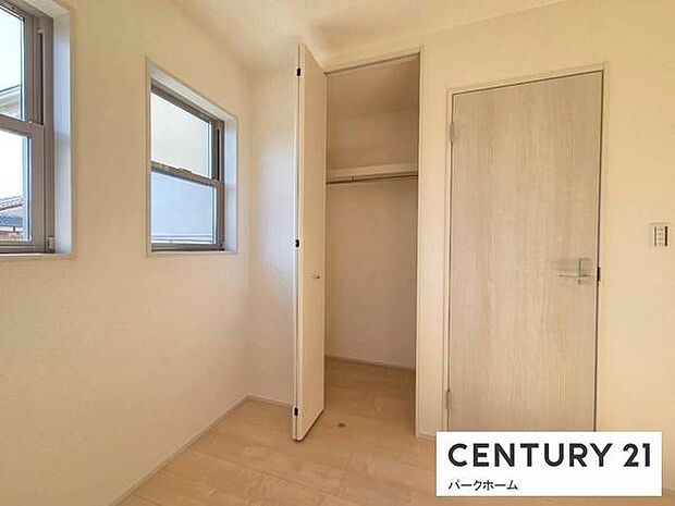 【収納】各居室に収納スペース付！