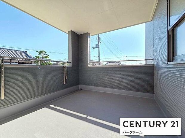 【バルコニー】日当たりの良い広々したバルコニーで洗濯物も楽ちん！