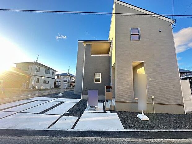 並列駐車に配慮したコンクリート舗装計画で、日々の車の出し入れがスムーズ