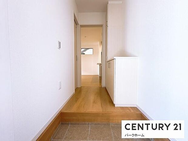 【玄関】玄関スペースです!収納も完備!