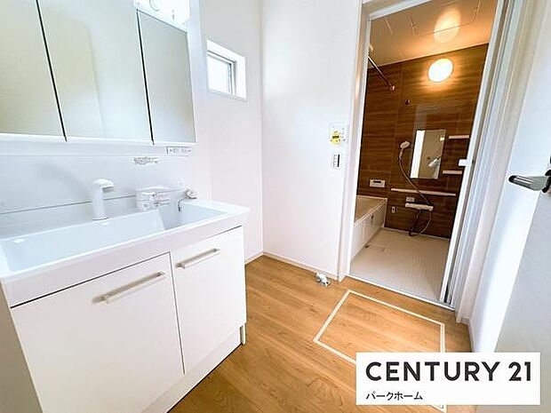 【洗面所】洗面化粧台三面鏡で収納力たっぷりです!