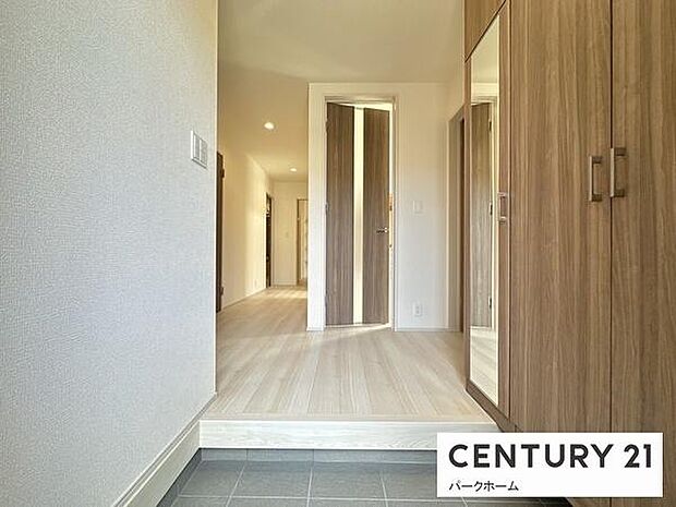 【玄関】玄関スペースです！収納も完備！