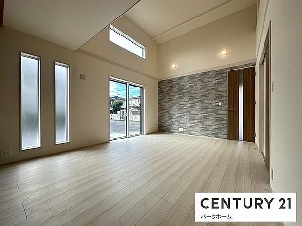 【リビング】明るいリビングです！陽当たりも良く、気持ちのいいリビングになっております。