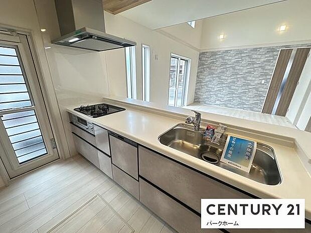 【キッチン】見通しの良いオープンキッチンですので、家事をしながらご家族との時間を楽しめます！