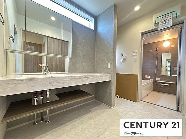 【脱衣室】広めの脱衣所で衣類やタオルの片づけも出来るスペースがあります！