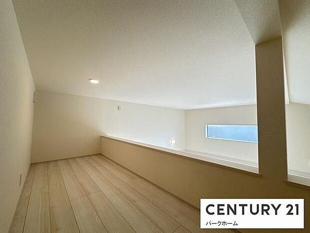 大容量の収納スペースが確保できる小屋裏収納付き！階段で上り下りできるので、使い勝手もいいです！