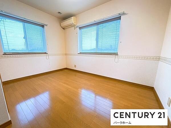 採光のある洋室。子供部屋や趣味のお部屋としてもお使いいただけます！
