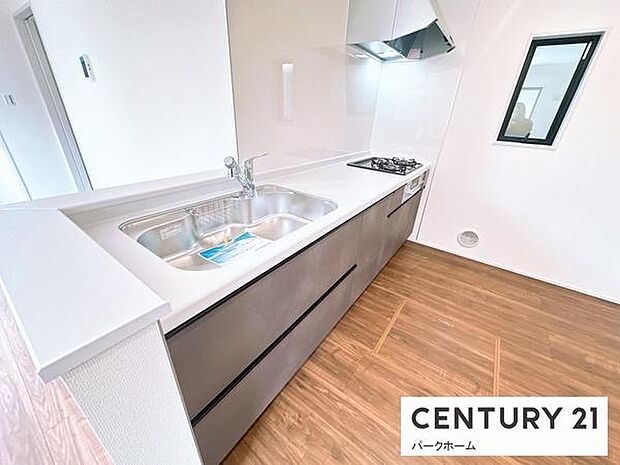 【キッチン】カウンタータイプですので、料理しながらリビングを見渡せられます！ご家族との会話もはずみ、お料理するのも楽しくなります！