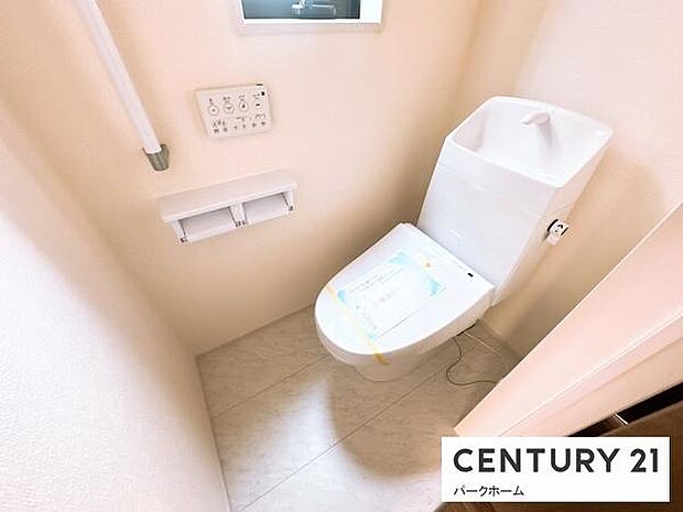 トイレ。自動開閉機能とウォシュレット付き。