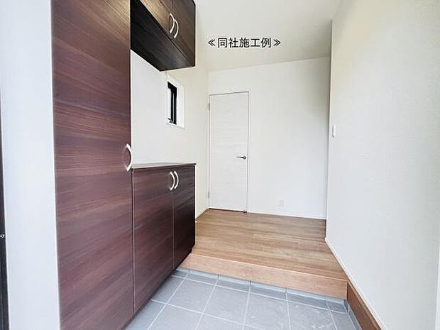 【玄関】家族みんなの帰りを迎える玄関。