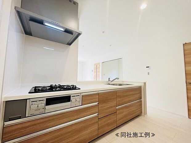 【キッチン】カウンタータイプですので、料理しながらリビングを見渡せられます！ご家族との会話もはずみ、お料理するのも楽しくなります！