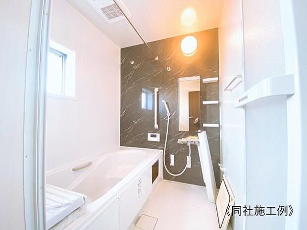 広い浴室で1日の疲れを癒せます。もちろん防カビや洗濯物を干すのにも便利な浴室乾燥機付きです！