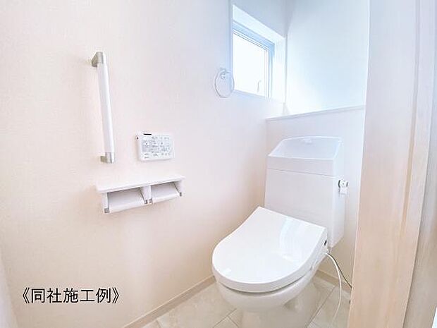 トイレ。自動開閉機能とウォシュレット付き。