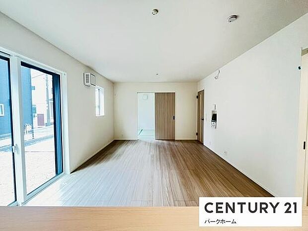 【リビング】明るいリビングです！陽当たりも良く、気持ちのいいリビングになっております。