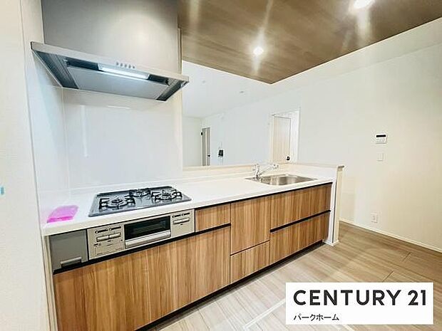 【キッチン】見通しの良いオープンキッチンですので、家事をしながらご家族との時間を楽しめます！