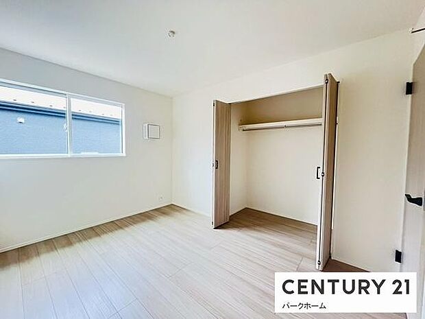 寝室に収納があり便利です。