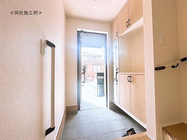 ゆったりした玄関ホールは気持ちいいですね。玄関鍵は電気錠もポイントです！