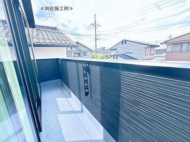 【バルコニー】日当たりの良い広々したバルコニーで洗濯物も楽ちん！